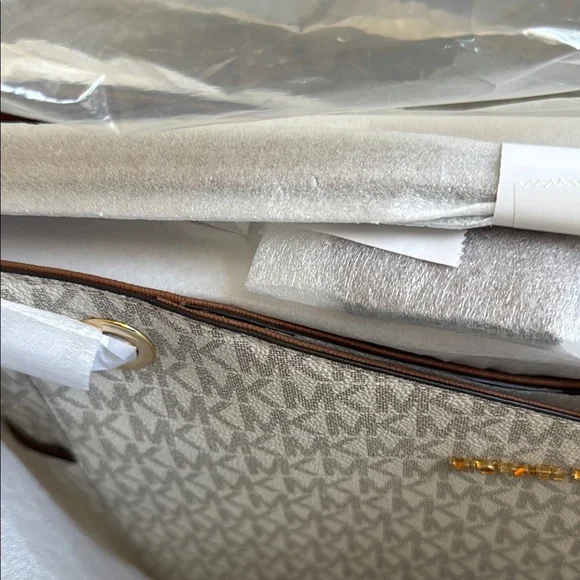 Michael Kors Patterned Tote with Gold Accents Women’s Girls Juniors NWT - Picture 4 of 8